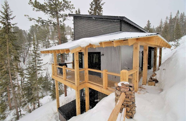 Cozy lodge next to Terry Peak Ski area with Hot Tub!