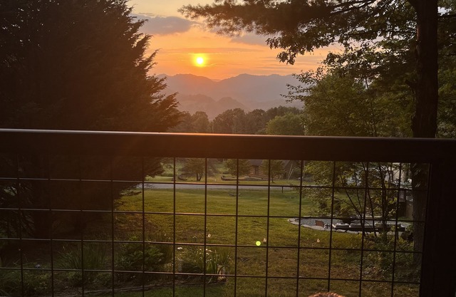 Cozy Log Cabin - 7.5 miles from Downtown Boone NC / App St/Pet Friendly