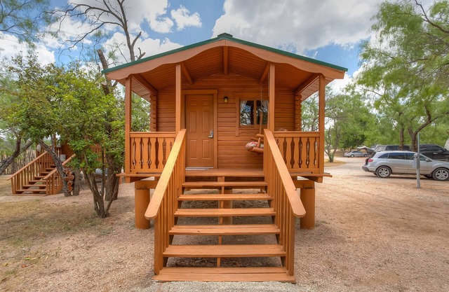 Cozy Log Cabin on Miller Creek - 5 mi south of downtown Johnson City