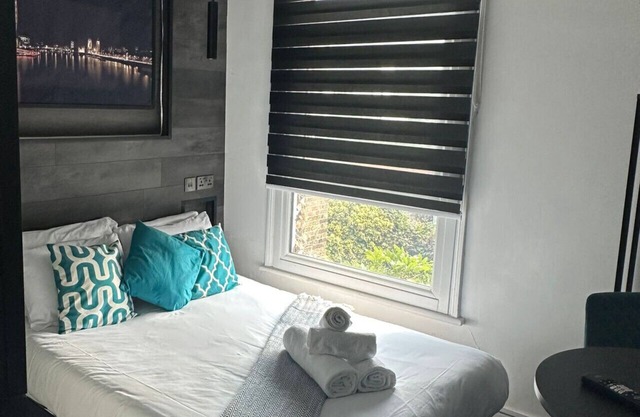 London cosy studio, 10 min to underground/train