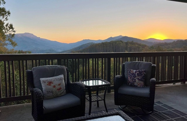 Cozy Luxe Getaway: Grandfather Views, Pools,Fishing,Fireplace, 2 Kings,No Stairs