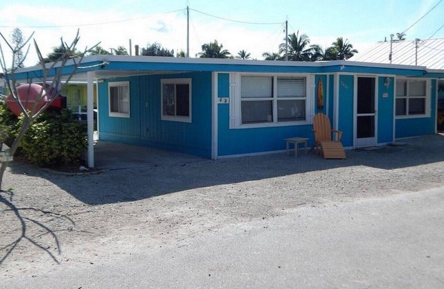 Acogedor Matlacha Bungalow es un paseo fácil de compras, restaurantes y diversión de agua.
