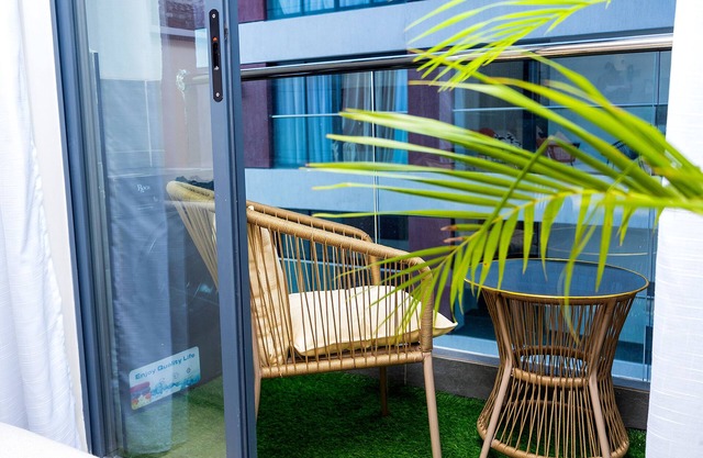 Cozy Modern 1-BR Apt w/ Balcony