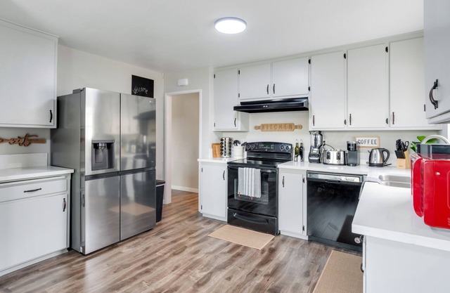 COZY, MODERN POOL HM w/ Patio Dining & Game Room