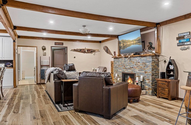 Cozy Mountain Retreat with 3 decks, huge living room, walking distance of shops