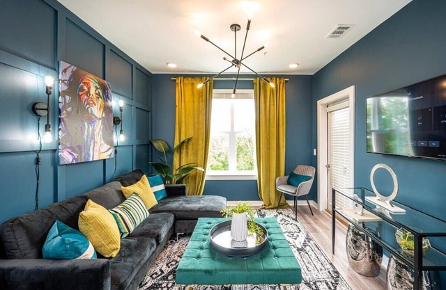 Downtown! New-Built! Roof-top balcony! City View!