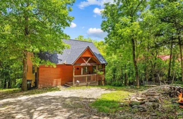 Cozy peaceful cabin with games, massage chair and fire pit! Bring your kayaks!!