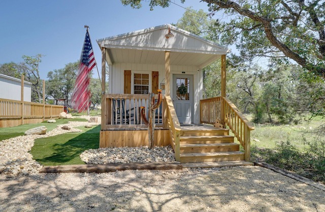 Cozy & Pet-Friendly Bandera Getaway w/ Fire Pit!