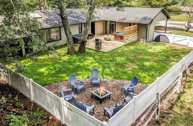 Cozy Ranch by the Lake w/Hot Tub in the Mountains