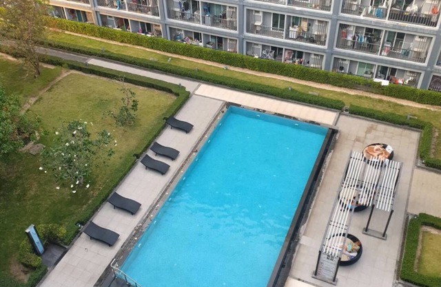 Habitación acogedora (vista a la piscina) phuket en la ciudad