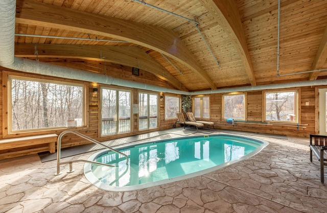 Highland Manor: casa con acceso al lago y piscina cubierta privada