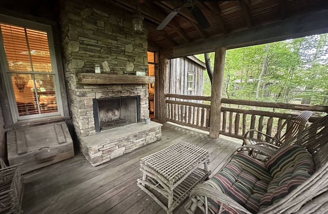 Cozy, rustic cabin just minutes from Downtown Asheville!