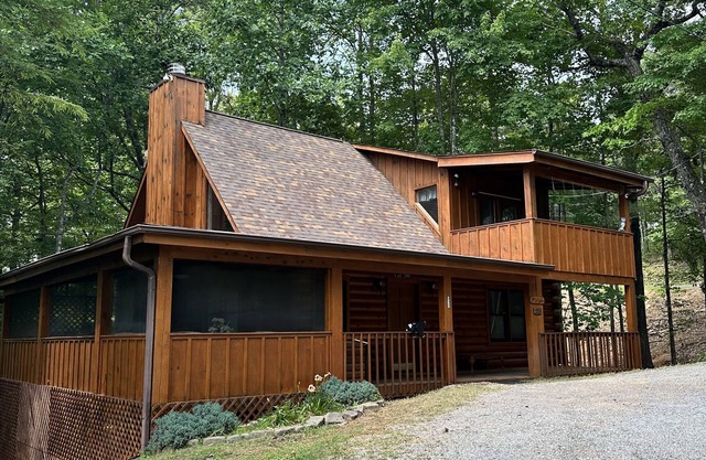 Mtn. Ver la cabaña de troncos! A 10 minutos de la bañera de hidromasaje Pigeon Forge / Gatlinburg, chimenea, PS4