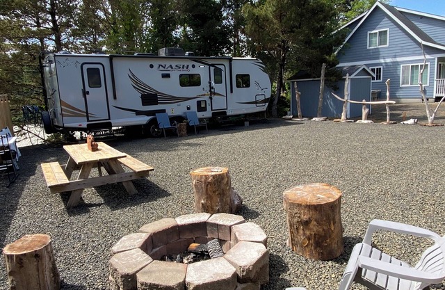 Cozy RV with AC and WiFi for ‘glamping’ in Westport, a short walk to the beach.