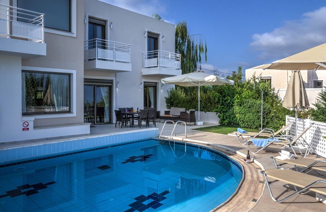 Acogedora villa con vistas al mar encaramada en la ladera