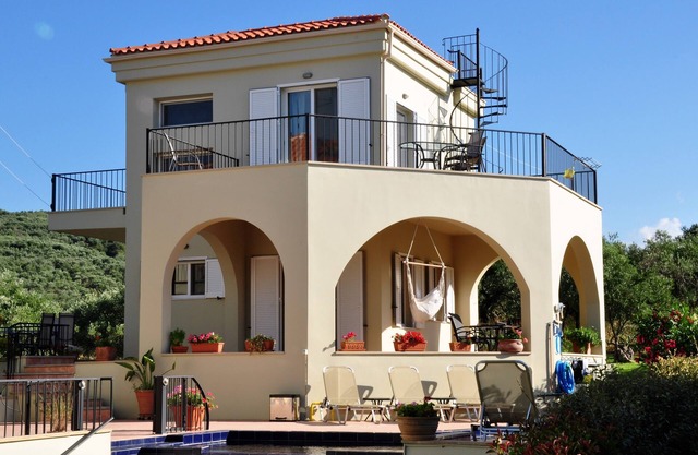 Villa moderna en la costa del oeste de Creta (disponible en todas las estaciones)