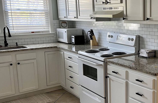 Cozy Southside Savannah 3 BR with Peloton Bike - 15 Minutes to downtown Sav
