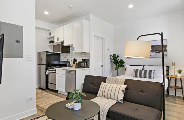 Cozy Studio Apt with In-Unit Laundry and Wi-Fi! - Montrose 111