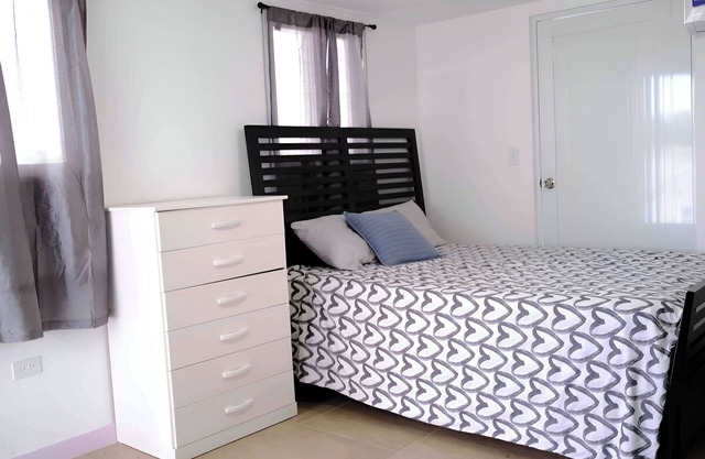 Cozy Studio with Balcony,, 15 mins walk to Beach
