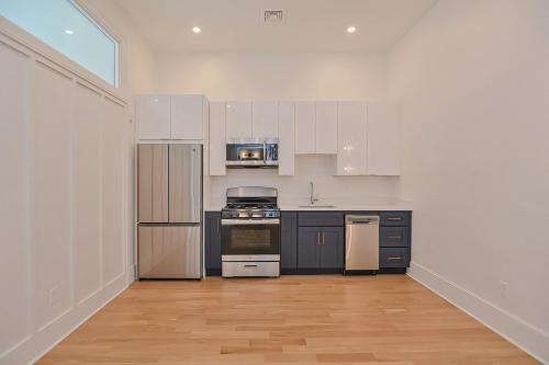 Cozy Suite, Sleeps 4, walk to Theater & Dining