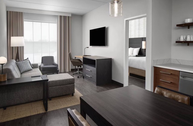 Cozy Suite w/ Kitchen, Heated Pool, & Free Shuttle to Mayo Clinic – Free Parking