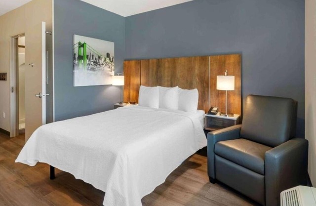 Cozy Suite w/ Kitchen Near Gulf Coast Town Center – 5 Min Drive