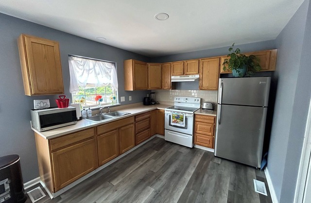 Cozy Townhome in Bear, De close to UD, Christian Mall & Christiana hospital.