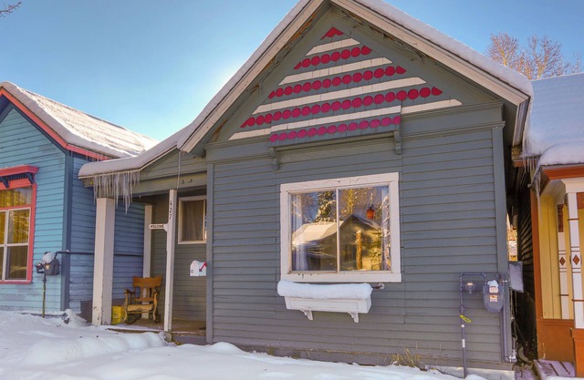Cozy & Updated Downtown 2 Bed, 1 Bath Home