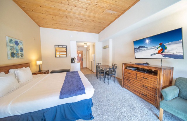 Condominio de estudio grande, ya sea solo un viaje rápido en autobús o una caminata más larga a River Run Village. Este estudio tiene capacidad para 5 personas con una cama king, un sofá cama y una litera individual. Disfrute de la piscina cubierta y e...