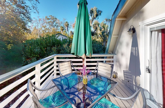 Cozy upper apartment with private deck, shared patio & firepit - near beach/golf