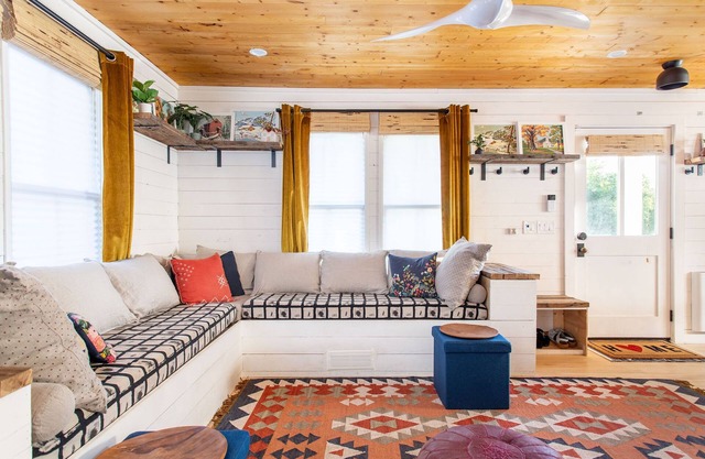 Cozy Urban Cottage with Firepit - Walk to local hotpots!