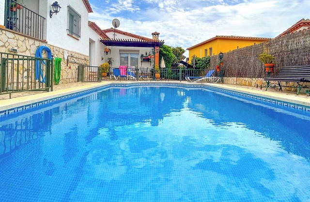 Villa acogedora con piscina privada y gran jardín, Wifi gratis y parking