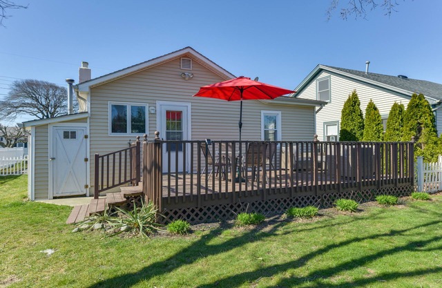 Cozy Villas Cottage w/ Deck, 1/2 Block to Beach!