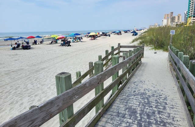 Cozy Vintage Artist Cottage. 5-minute walk to the beach, 2BR / 1 BA. Pets OK,