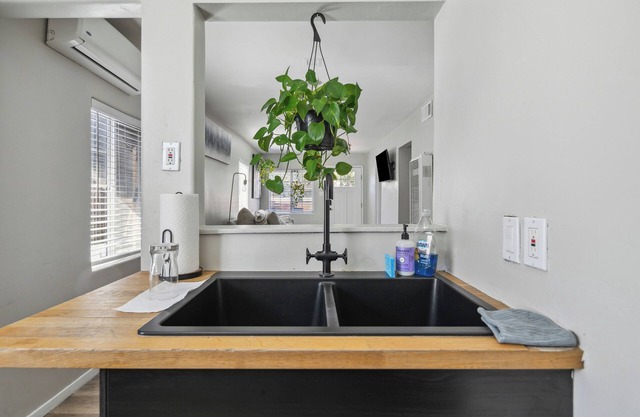 Tiny house 3-bedroom with WiFi, AC in lovely San Diego Downstairs.