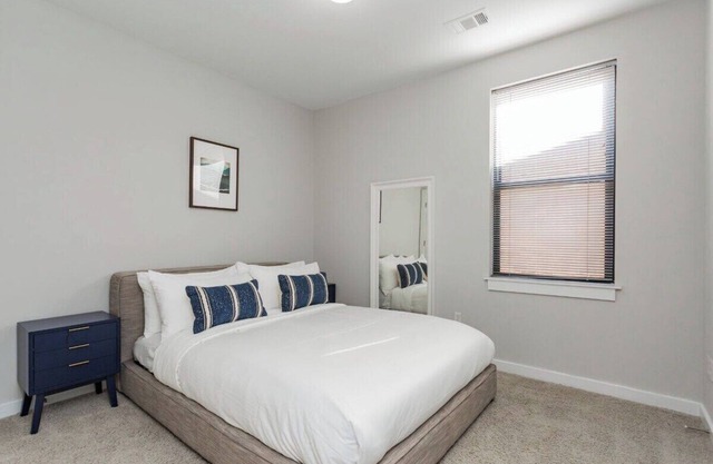 CozySuites Music Row Spacious 1BR free parking 11