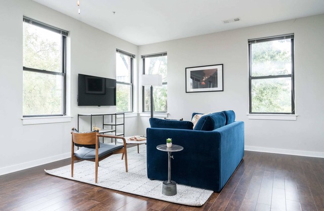 CozySuites Music Row Stunning 2BR with free parking 20