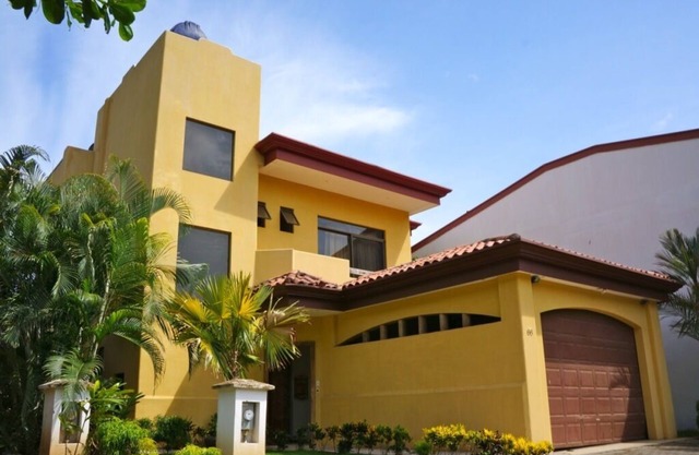 CR Surf House - Lujo BeachSide Casa con piscina privada