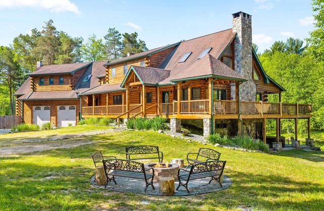 Creekfront Log Mansion con piscina climatizada al aire libre y bañera de hidromasaje