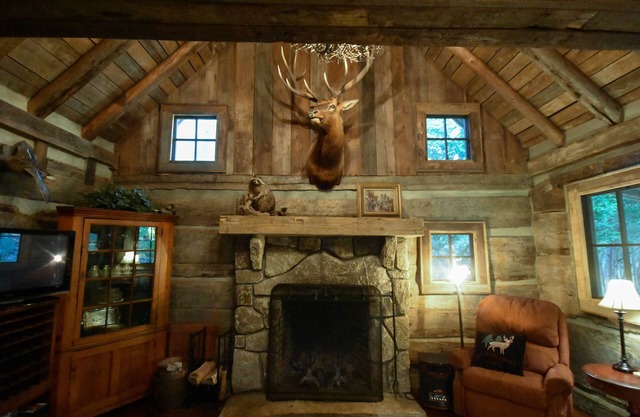 Creekfront Vintage Log Cabin- Dog Lovers Paradise!