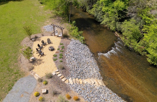 Cozy Cabin, Fire pit, Hot Tub, Beautiful CreekSide