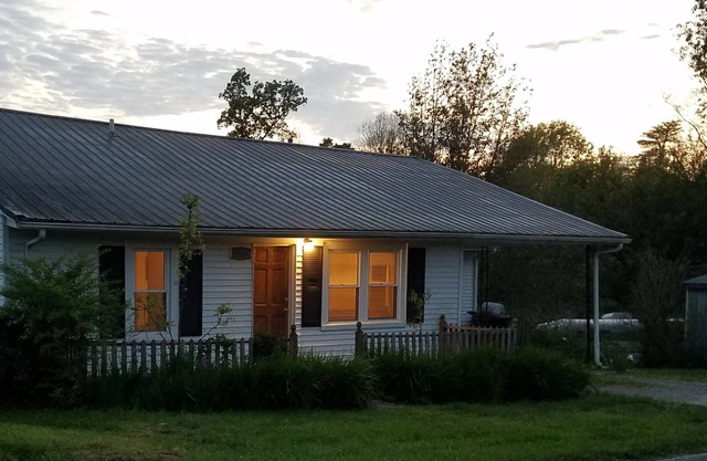 Creekside Farm House, 4 Brms, 2 Ba, Porche cubierto, 3. 5 millas a Cummins Falls