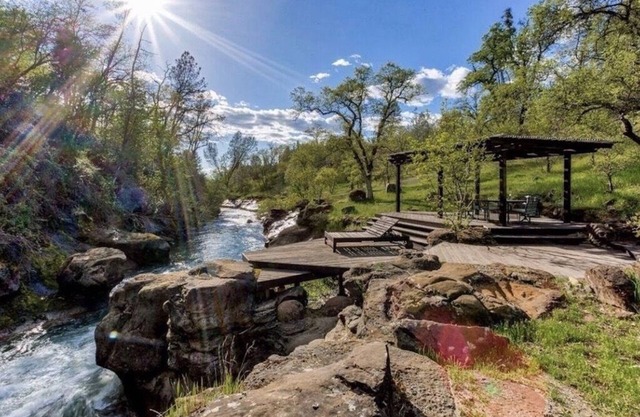Mountain House & Guest Suite con cascada privada, cerca de Lassen y Burney Falls