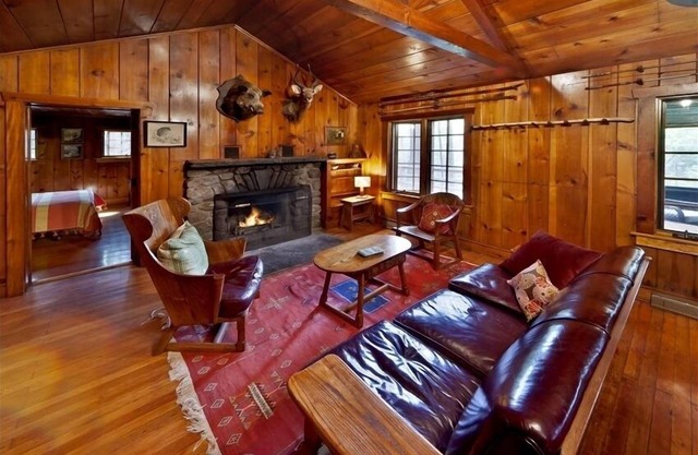 Lodge de Creekside Knotty Pine 1930 en 575 Acre Forest Preserve