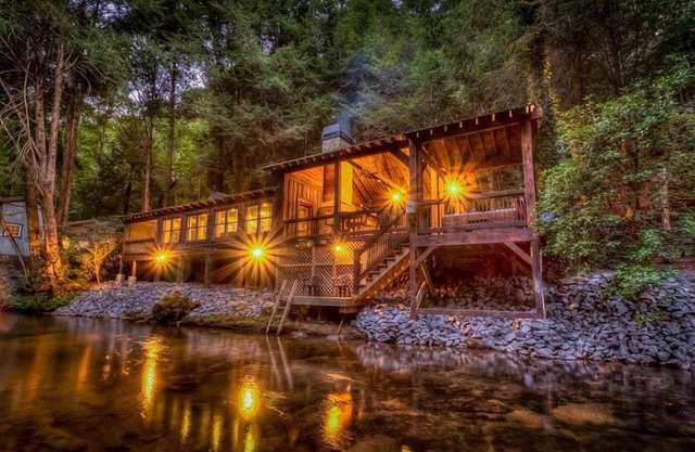 Creekside R & R- Fish or Tube from Deck | Vida al aire libre | Porche proyectado | Bañera de hidromasaje