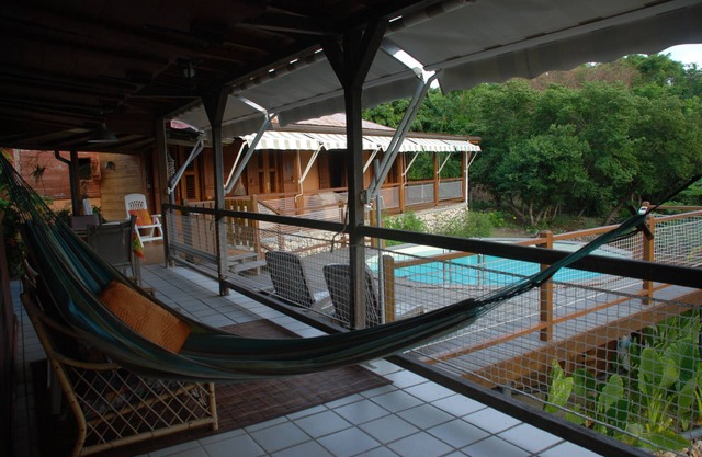 Villa de madera criolla en una tranquila zona residencial cerca de la playa.