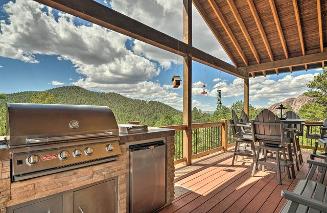 Cripple Creek Mountain Getaway w/ Hot Tub & Views!