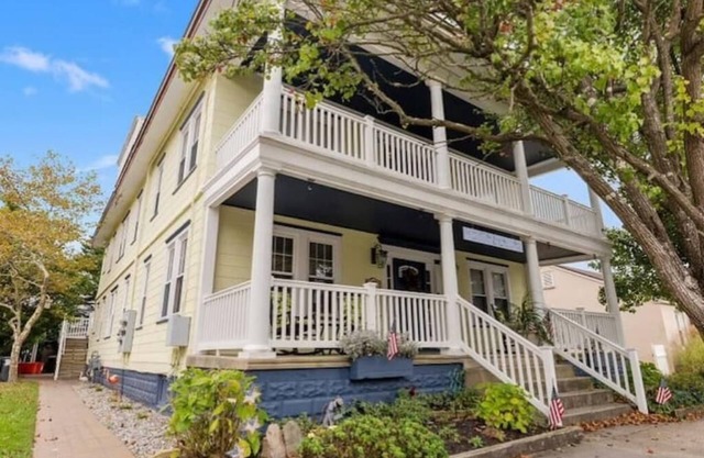 Crocus by the Sea Breeze Bay 5-minute walk to the beach and pet friendly!