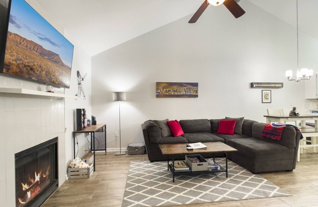 Modern Townhome- Amazing location Tempe/Mesa one block to Cubs Spring Training!