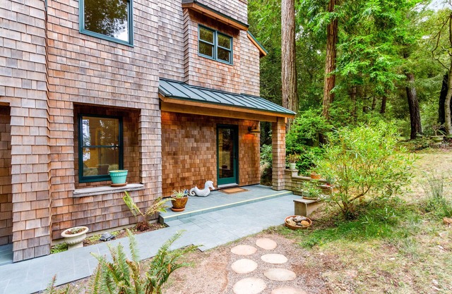 ¡Casa de bosque a medida con bañera de hidromasaje, terraza y piscinas / saunas compartidas!